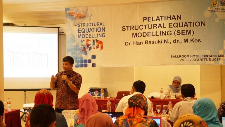 Mahasiswa Pascasarjana Universitas Jember Ikuti Pelatihan SEM